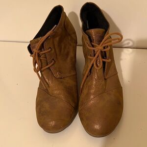 Tom’s Gold Leather Shimmer Chukka Style Lace Up Wedge Ankle Boots Size 10